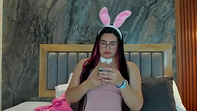 Snapshot of BellaPeers_ chatting on 10.31.25 BellaPeers online show from 10.31.25