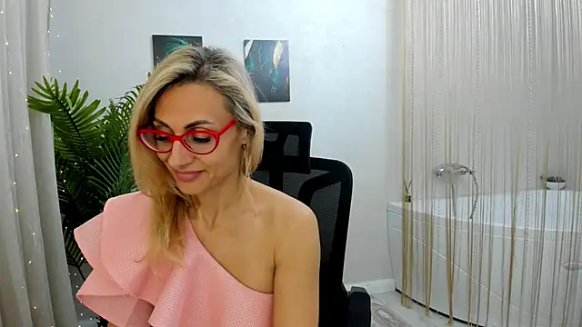 Snapshot of MuseOfStage chatting on 03.02.25 MuseOfStage online show from 03.02.25