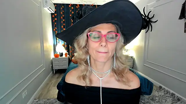 Snapshot of MuseOfStage chatting on 10.31.25 MuseOfStage online show from 10.31.25