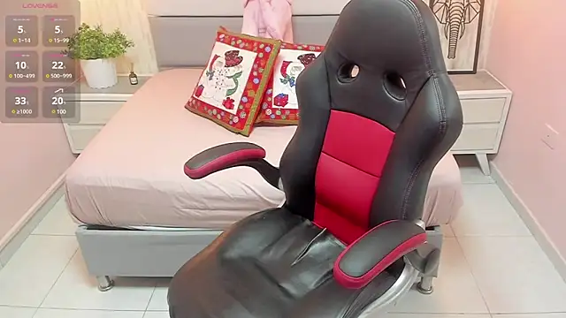 Snapshot of MAILYLOVE1 chatting on 12.20.24 MAILYLOVE1 online show from 12.20.24