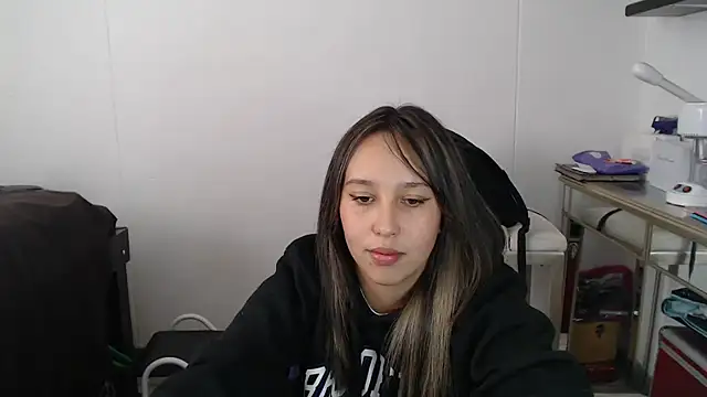 Skarlet Adams28 online show from 03.06.25