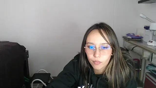 Skarlet Adams28 online show from 03.06.25