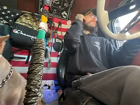 Snapshot of XMeF10 chatting on 11.23.25 XMeF10 online show from 11.23.25