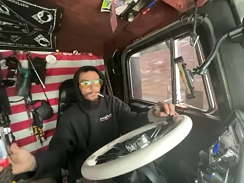 Snapshot of XMeF10 chatting on 12.04.25 XMeF10 online show from 12.04.25