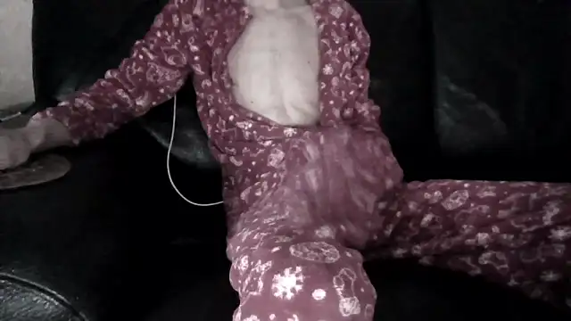 Snapshot of passif520 chatting on 12.14.25 passif520 online show from 12.14.25