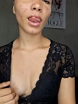 Snapshot of HelenHoltz chatting on 10.04.25 HelenHoltz online show from 10.04.25