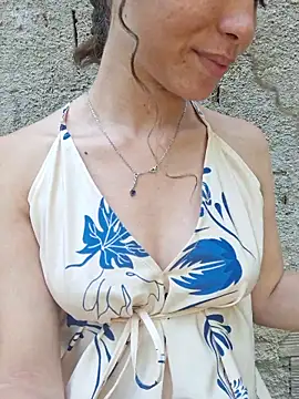 Snapshot of HelenHoltz chatting on 11.26.25 HelenHoltz online show from 11.26.25