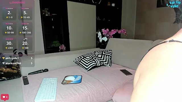 Snapshot of MichelleCara chatting on 02.06.25 MichelleCara online show from 02.06.25