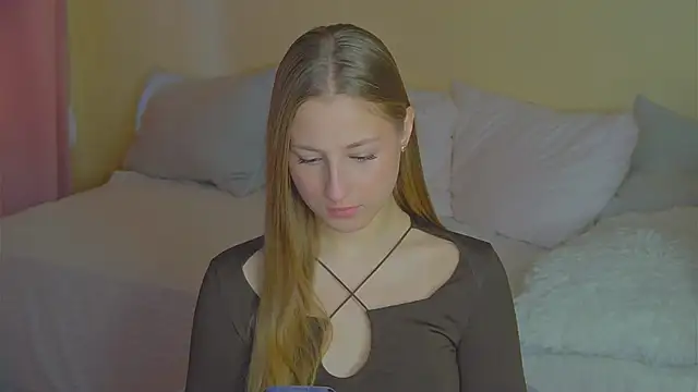 Snapshot of BritneyCruze chatting on 11.18.25 BritneyCruze online show from 11.18.25