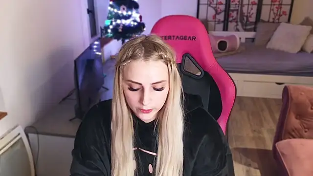 Snapshot of ce_leste__ chatting on 12.18.24 ce leste online show from 12.18.24