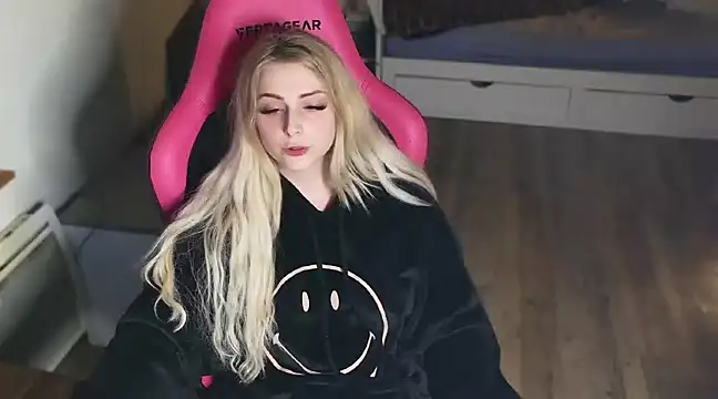 Snapshot of ce_leste__ chatting on 01.06.25 ce leste online show from 01.06.25