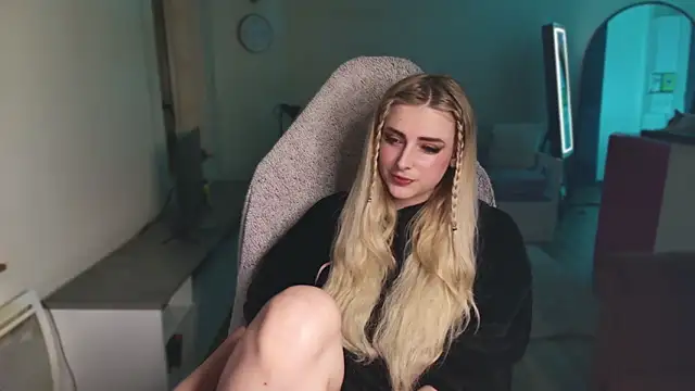 Snapshot of ce_leste__ chatting on 01.26.25 ce leste online show from 01.26.25