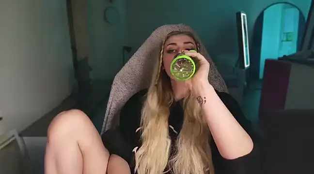 Snapshot of ce_leste__ chatting on 01.26.25 ce leste online show from 01.26.25