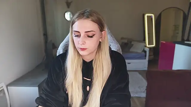 Snapshot of ce_leste__ chatting on 02.05.25 ce leste online show from 02.05.25