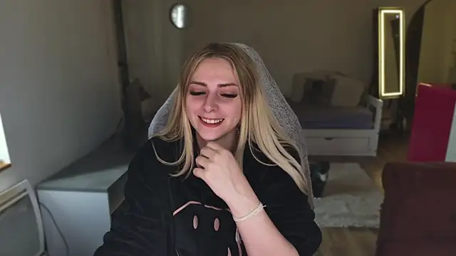 Snapshot of ce_leste__ chatting on 02.13.25 ce leste online show from 02.13.25