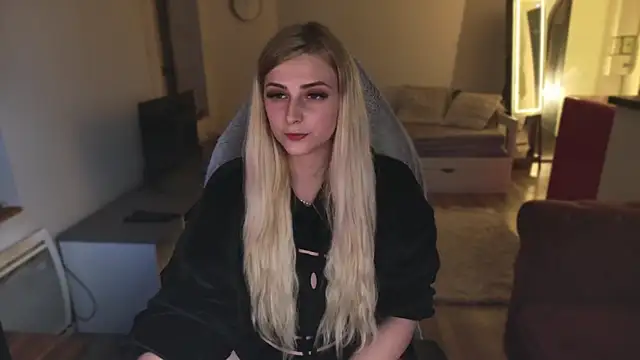 Snapshot of ce_leste__ chatting on 02.15.25 ce leste online show from 02.15.25