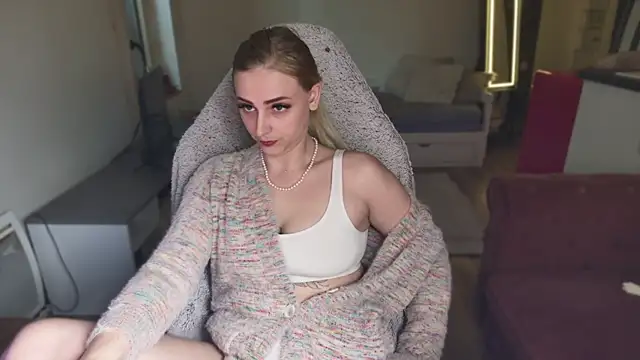 Snapshot of ce_leste__ chatting on 02.16.25 ce leste online show from 02.16.25