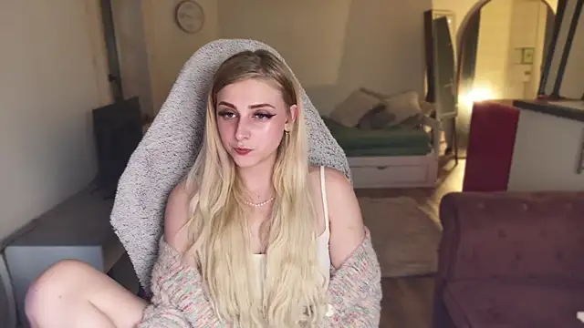 Snapshot of ce_leste__ chatting on 02.20.25 ce leste online show from 02.20.25