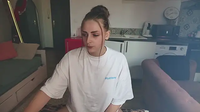 Snapshot of ce_leste__ chatting on 09.16.25 ce leste online show from 09.16.25