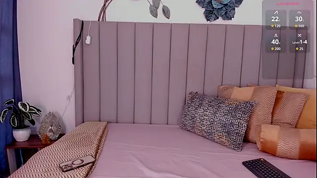 Snapshot of Saray_M_ chatting on 10.17.25 Saray M online show from 10.17.25