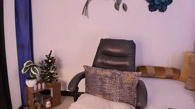 Snapshot of Saray_M_ chatting on 12.15.25 Saray M online show from 12.15.25