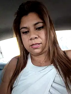 Snapshot of Laura-Hernandez chatting on 11.10.25 Laura-Hernandez online show from 11.10.25