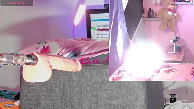 Snapshot of kira_touka chatting on 11.26.25 kira touka online show from 11.26.25