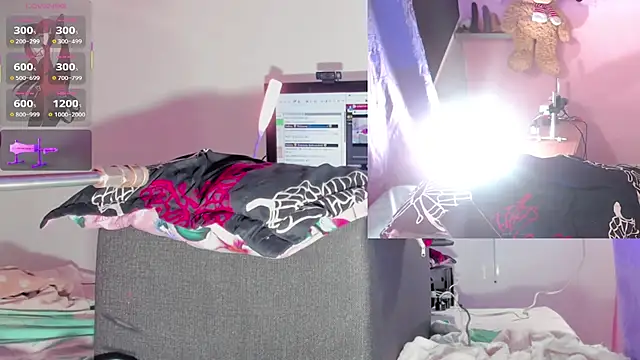 Snapshot of kira_touka chatting on 12.14.25 kira touka online show from 12.14.25