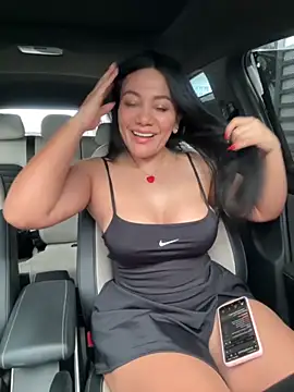 Snapshot of Abril10_ chatting on 11.24.25 Abril10 online show from 11.24.25