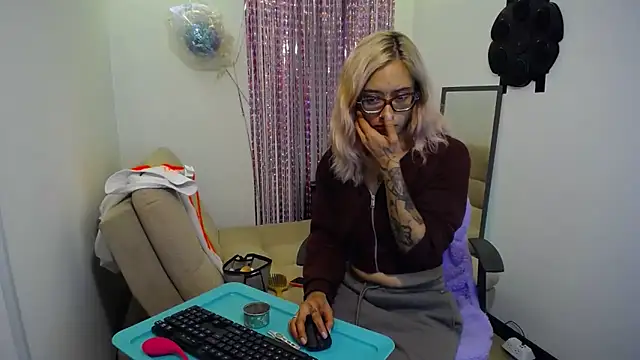 Snapshot of 911Calling chatting on 03.01.25 911Calling online show from 03.01.25