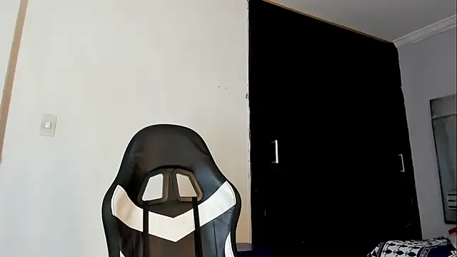 Snapshot of La_Perversa69 chatting on 10.10.25 La Perversa69 online show from 10.10.25