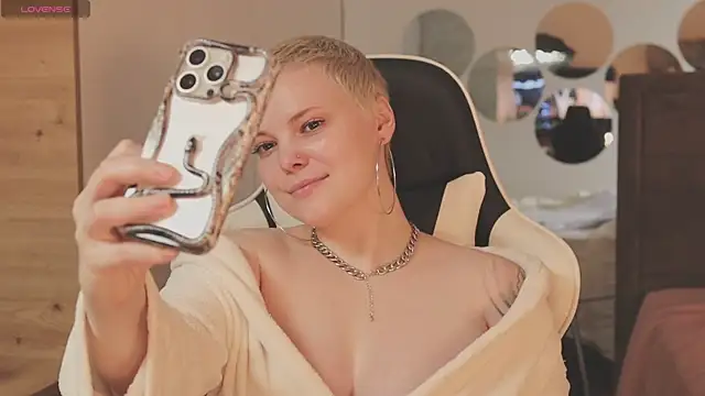 Snapshot of LikaBerry1 chatting on 12.21.25 LikaBerry1 online show from 12.21.25