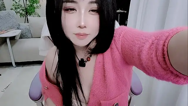 Snapshot of Vaness-a chatting on 12.18.25 Vaness-a online show from 12.18.25