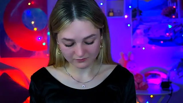 Snapshot of DeboraLarson chatting on 10.17.25 DeboraLarson online show from 10.17.25