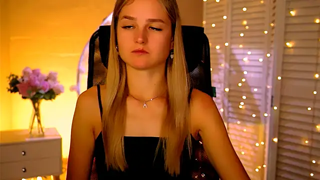 Snapshot of DeboraLarson chatting on 11.16.25 DeboraLarson online show from 11.16.25