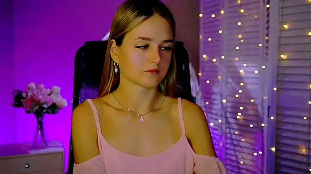 Snapshot of DeboraLarson chatting on 11.18.25 DeboraLarson online show from 11.18.25