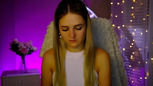 Snapshot of DeboraLarson chatting on 11.20.25 DeboraLarson online show from 11.20.25