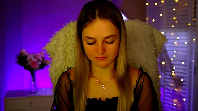 Snapshot of DeboraLarson chatting on 11.28.25 DeboraLarson online show from 11.28.25