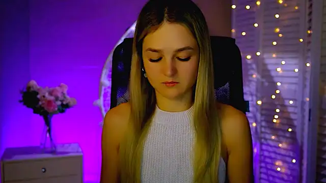 Snapshot of DeboraLarson chatting on 11.29.25 DeboraLarson online show from 11.29.25