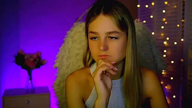 Snapshot of DeboraLarson chatting on 11.30.25 DeboraLarson online show from 11.30.25