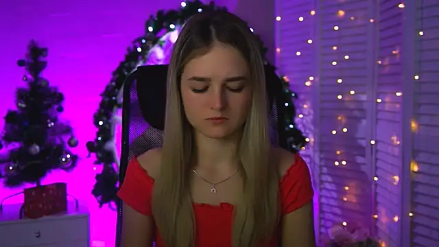 Snapshot of DeboraLarson chatting on 12.14.25 DeboraLarson online show from 12.14.25