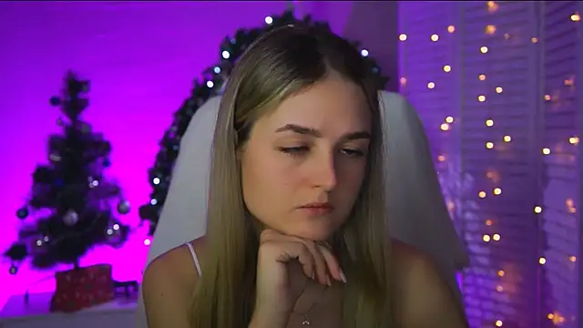 Snapshot of DeboraLarson chatting on 12.16.25 DeboraLarson online show from 12.16.25