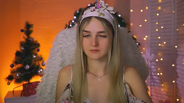 Snapshot of DeboraLarson chatting on 12.19.25 DeboraLarson online show from 12.19.25