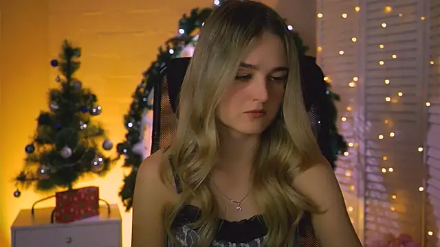 Snapshot of DeboraLarson chatting on 12.20.25 DeboraLarson online show from 12.20.25