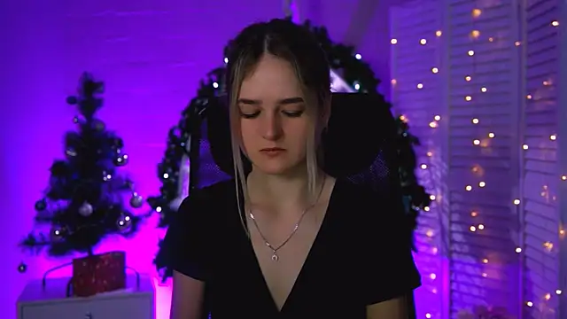 Snapshot of DeboraLarson chatting on 12.23.25 DeboraLarson online show from 12.23.25