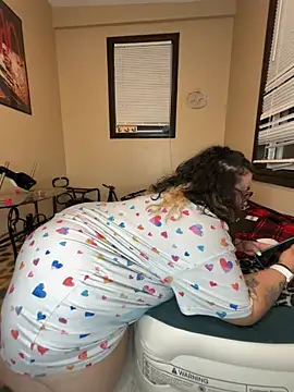 Snapshot of tillymarie34 chatting on 05.28.26 tillymarie34 online show from 05.28.26