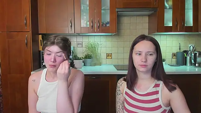 HotCaramellsTV online show from 04.28.26
