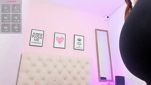 Snapshot of ElisabethMassey chatting on 11.26.25 ElisabethMassey online show from 11.26.25