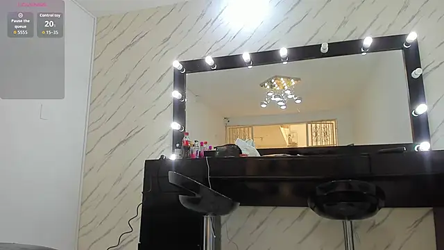 Snapshot of ElisabethMassey chatting on 12.17.25 ElisabethMassey online show from 12.17.25