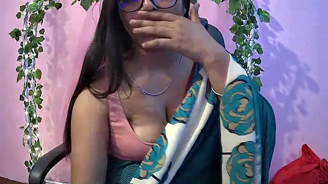 Snapshot of Pari-new chatting on 03.05.25 Pari-new online show from 03.05.25